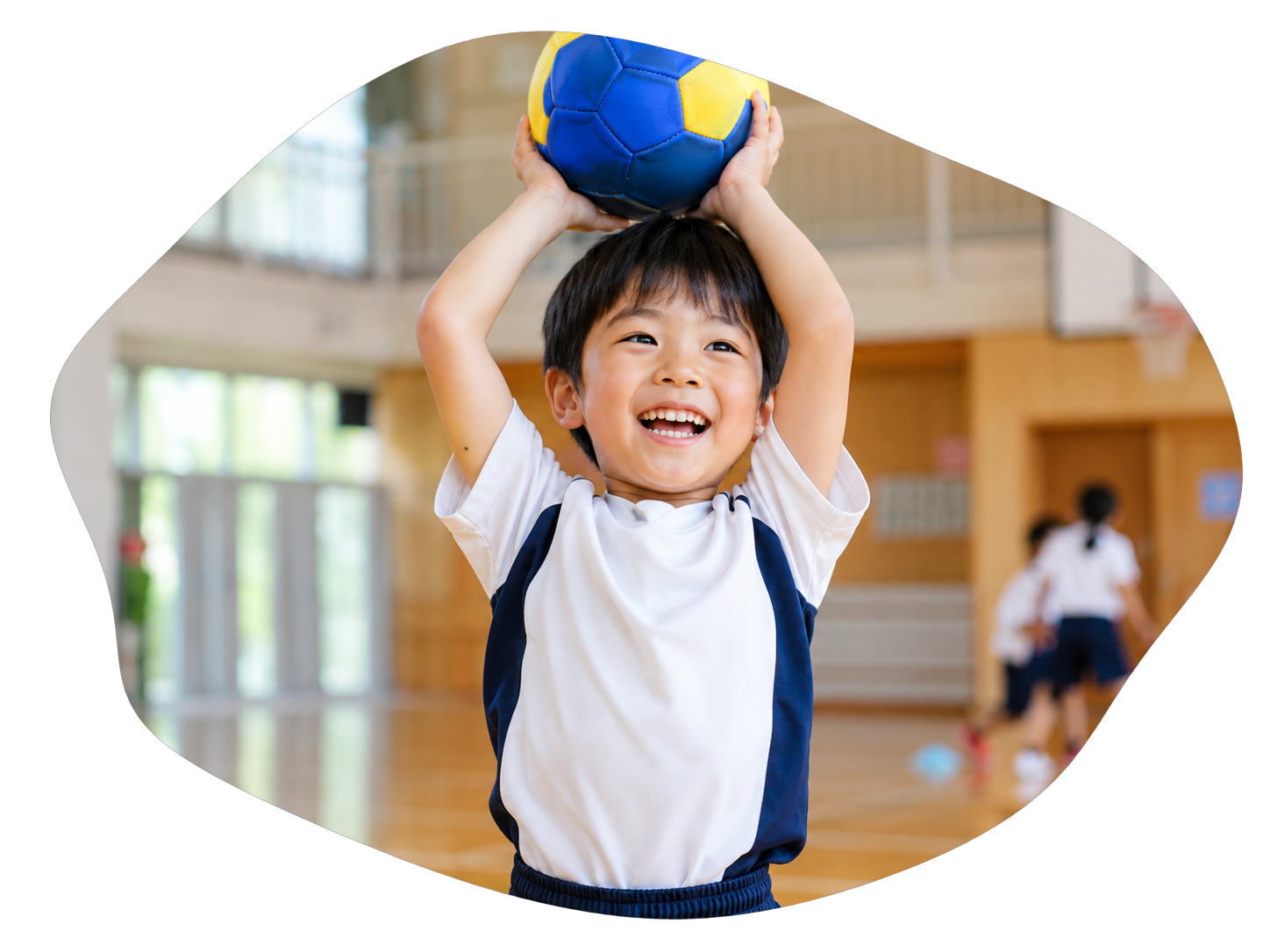 ボールを持って笑う子ども