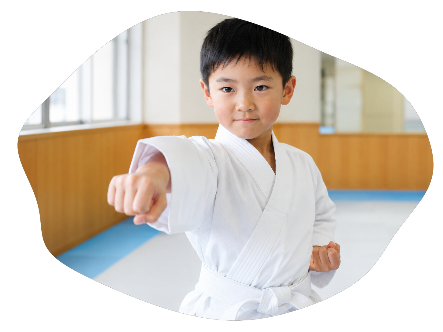 体操に挑戦する子ども